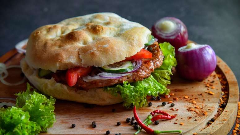 Guia da Cozinha - Copa do Mundo: receita de pljeskavica, o quase hambúrguer da Sérvia