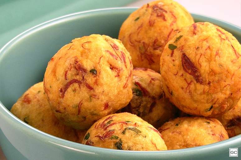 Bolinho de carne seca, petisco brasileiro – Foto: Guia da Cozinha