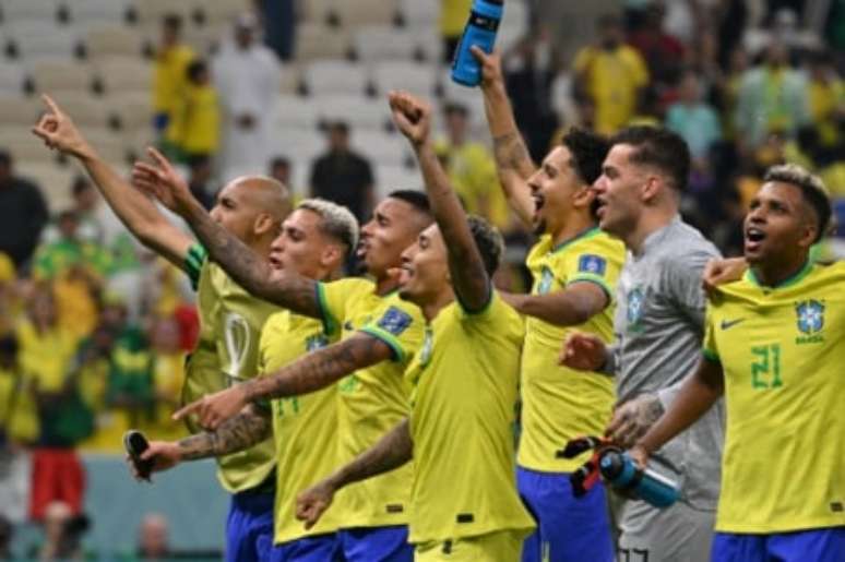 Rodrygo comemora com os companheiros (Foto: NELSON ALMEIDA / AFP)