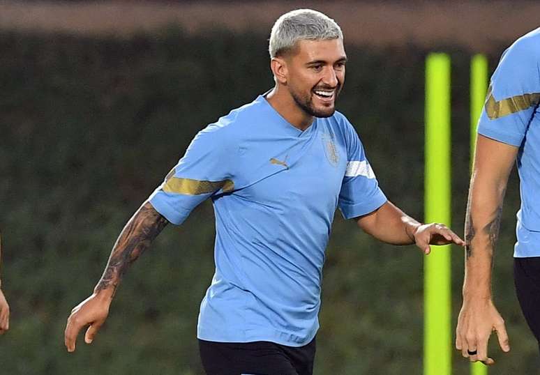 Arrascaeta é relacionado entre os reservas para a estreia na Copa