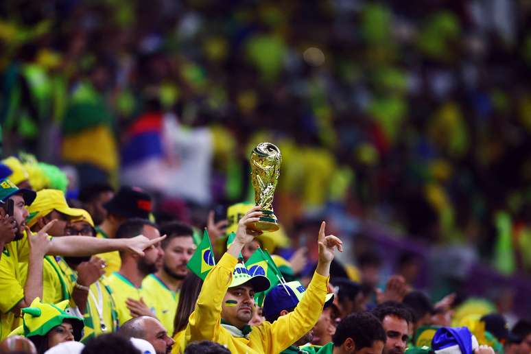 Torcedor do Brasil exibe uma r&eacute;plica do trof&eacute;u nas arquibancadas antes da partida de Brasil X S&eacute;rvia