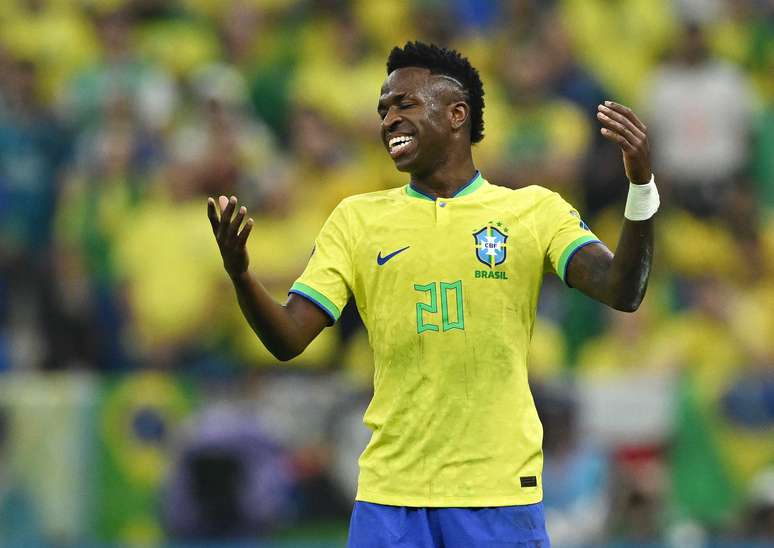 Vini Jr. lamenta chance de gol perdida 