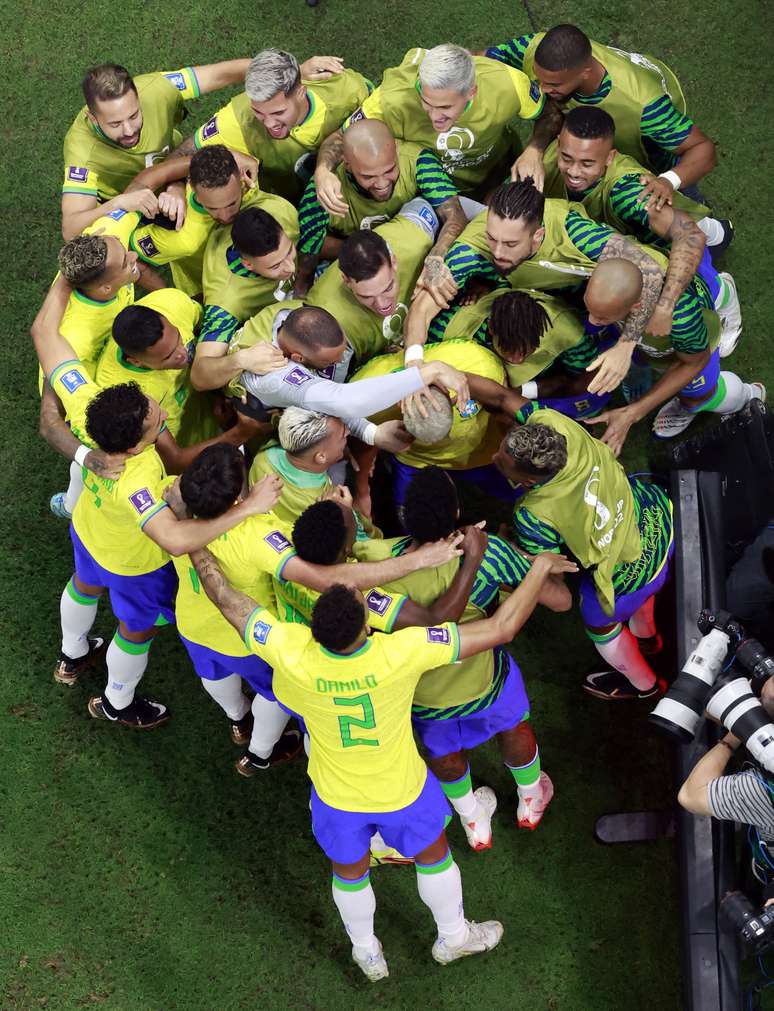 Jogadores do Brasil fazem a festa em Lusail: vitória sobre a Sérvia por 2 a 0 na estreia de ambas as seleções no Mundial