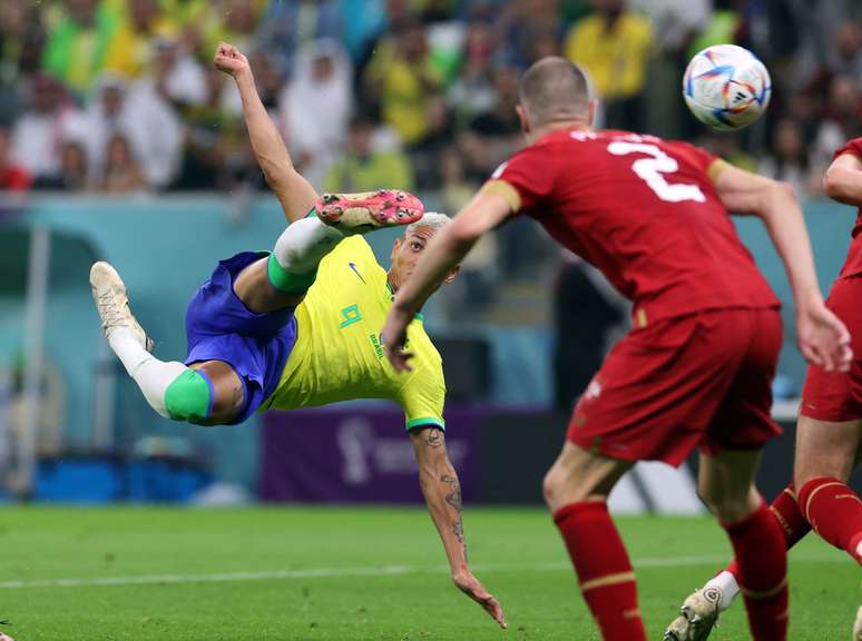 Richarlison marca o segundo de golaço contra a Sérvia 