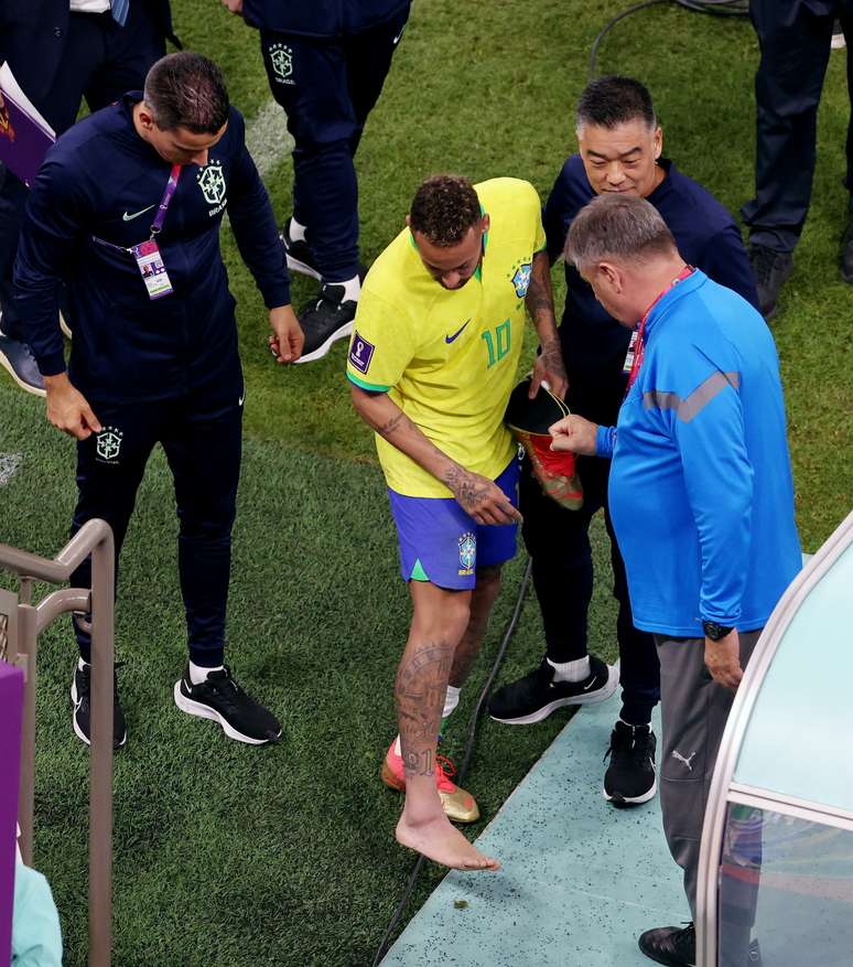 Neymar com pé machucado após estreia no Catar