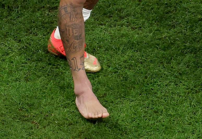 Neymar lesionou o tornozelo durante partida de estreia do Brasil na Copa do Mundo.