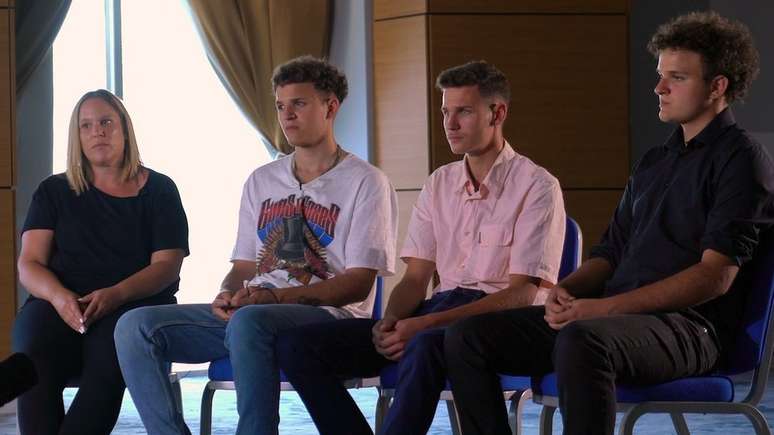 Sarah Sands e seus filhos (da esquerda para a direita) Reece, Bradley e Alfie conseguiram reconstruir seu relacionamento depois que a m&atilde;e foi libertada