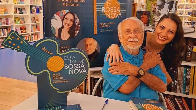 Bruna Ramos da Fonte e Roberto Menescal no lan&ccedil;amento do livro 'Essa Tal de Bossa Nova'
