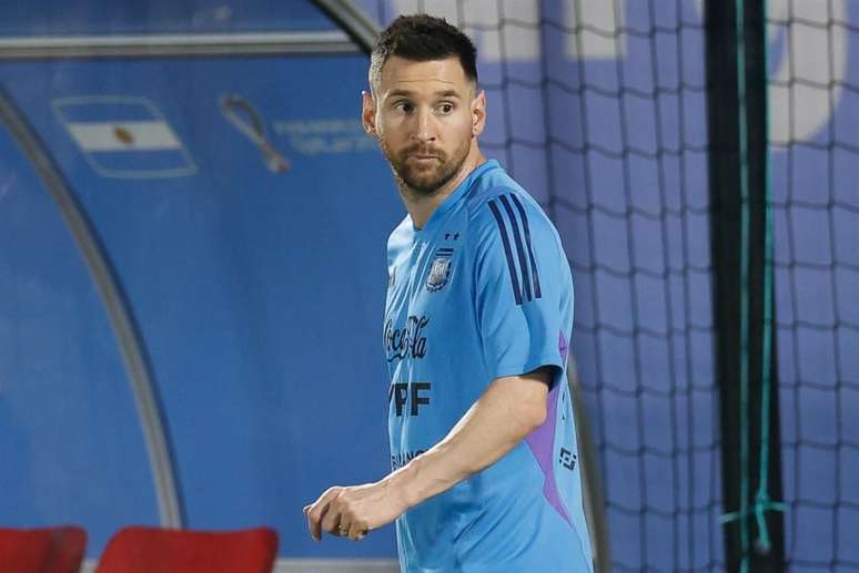 Messi passou por tratamento antes de treino da Argentina (Foto: Juan Ignacio Roncoroni/EFE)