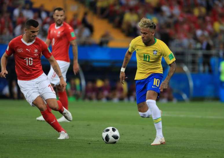 Neymar em ação no jogo entre Brasil x Suíça, estreia da seleção na Copa de 2018.