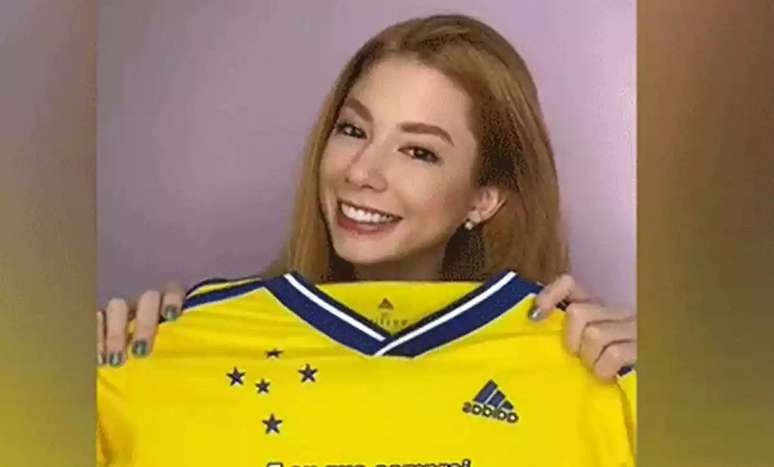 Influencer erra e compra camisa do Cruzeiro achando que é do Brasil