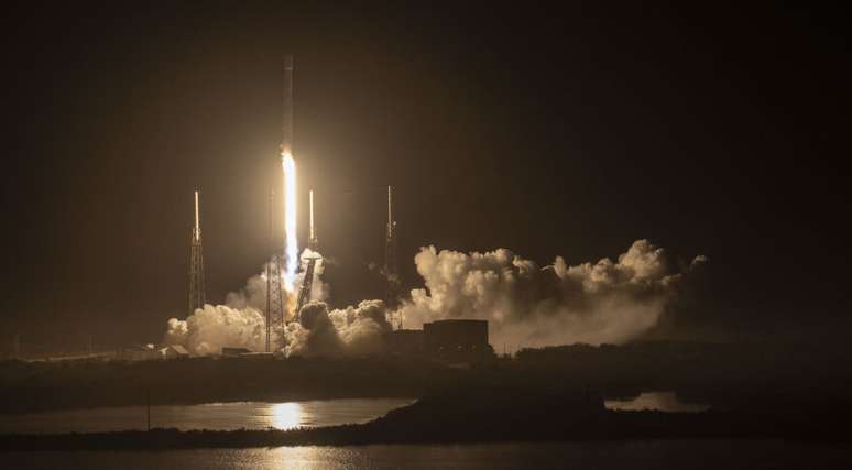 A SpaceX lançou o Eutelsat 10B em um Falcon 9 descartável