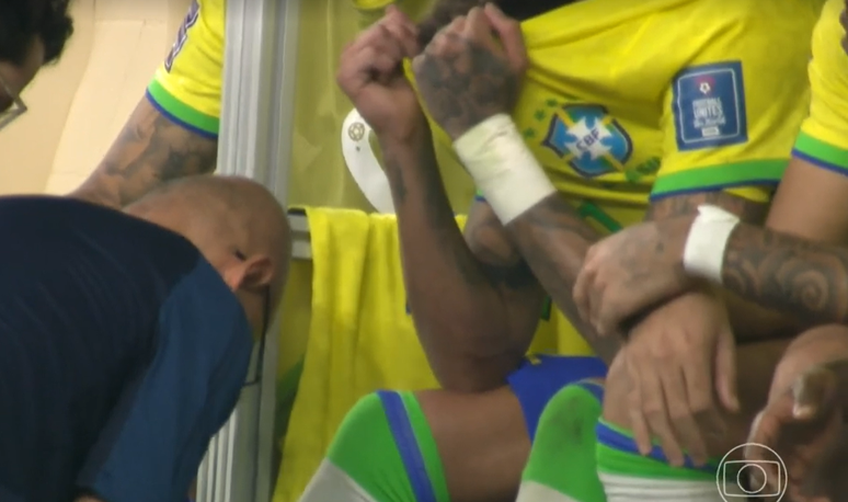 Neymar chora após se machucar no jogo de estreia da Seleção 