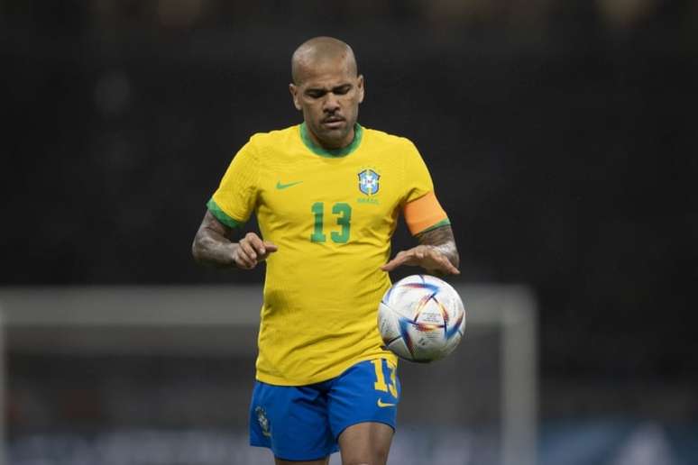 Daniel Alves pode estrear na Copa do Mundo 2022 após lesão de Danilo (Foto: Lucas Figueiredo / CBF)