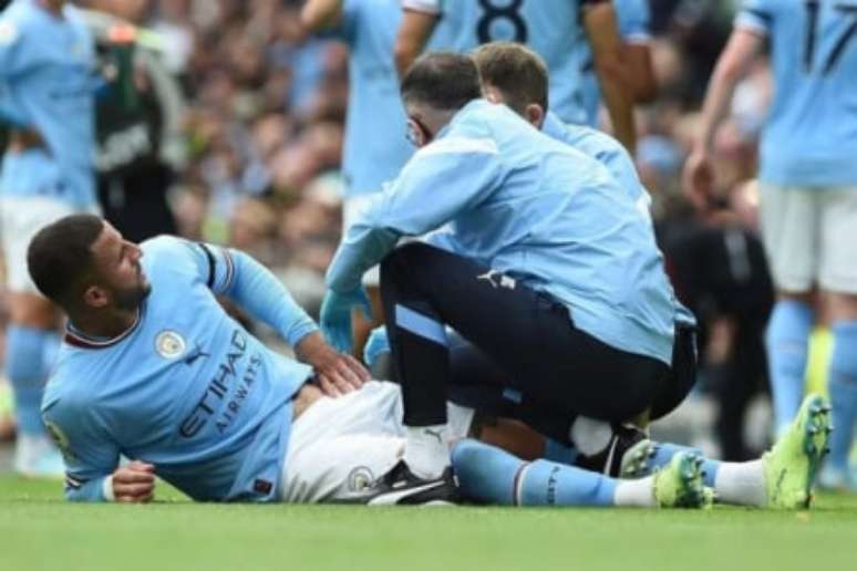 Goleada Info on X: BAIXA! Kyle Walker sentiu e teve que deixar o jogo aos  20 minutos. O jovem Ezri Konsa entrou no lugar do capitão da Inglaterra. 📸  Globo  /