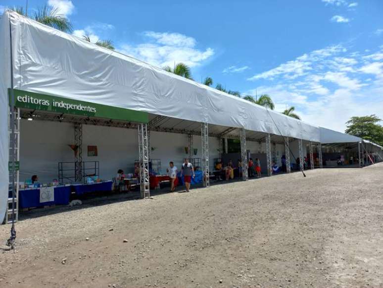 Na Pra&ccedil;a Aberta, h&aacute; uma feira para venda de publica&ccedil;&otilde;es independentes