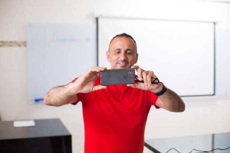 O professor Bartolomeu Targino comprou o primeiro smartphone aos 53 anos.