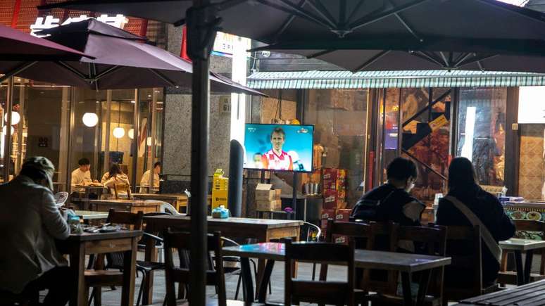 Diante dos novos surtos de covid, o governo desencorajou os torcedores de se reunirem para assistir aos jogos da Copa