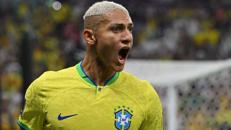 Imagem mostra Richarlison comemorando um dos gols que marcou na estreia da Seleção na Copa de 2022.