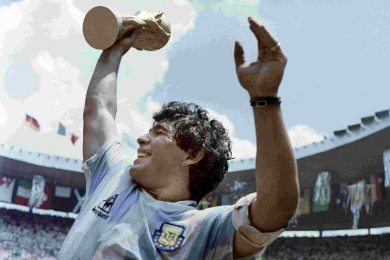 Maradona com a taça da Copa do Mundo de 1986, no México (Divulgação/AFP PHOTO)