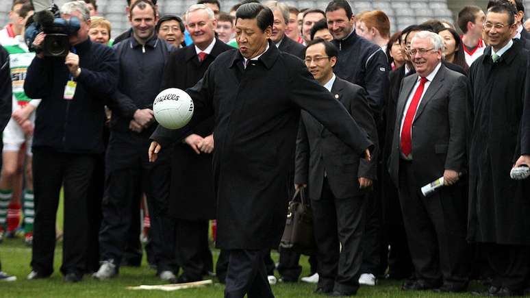 O presidente Xi Jinping é conhecido por sua paixão pelo futebol — nesta foto, ele aparece chutando a bola durante uma visita a Dublin em 2012