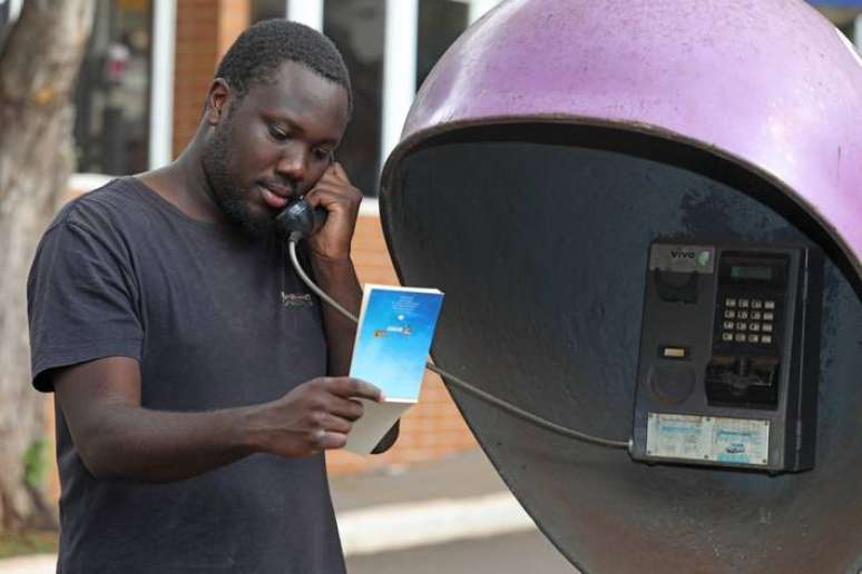 O estudante Bruno Candundo, de 24 anos, está há nove meses sem um celular.