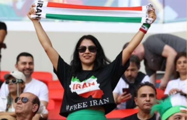 Torcedoras fazem protesto por liberdade no irã (Foto: EFE/EPA/Abedin Taherkenareh)