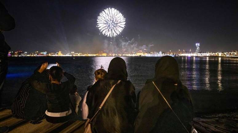 Mulheres assistem aos fogos de artifício para a abertura da Copa do Mundo em Doha