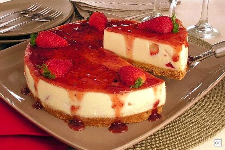 Cheesecake de morango – Foto: Guia da Cozinha