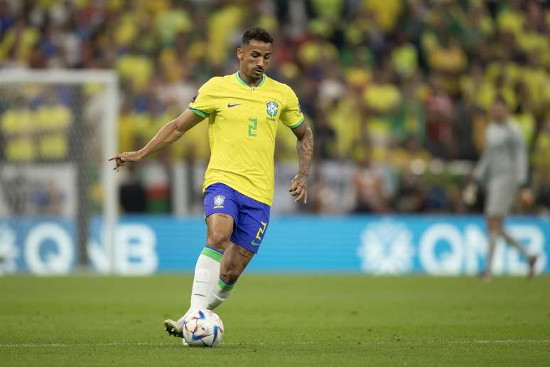 Danilo lesionou o tornozelo esquerdo na estreia do Brasil