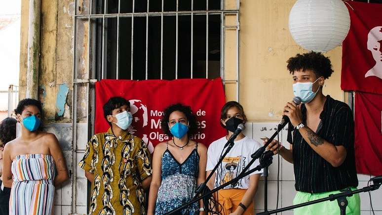 Imagem mostra integrantes do Movimento de Mulheres Olga Benário na Casa Preta Zeferina.