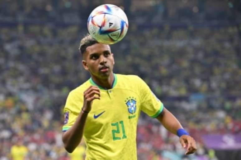 Rodrygo quase marcou belo gol no fim da partida (Foto: NELSON ALMEIDA / AFP)