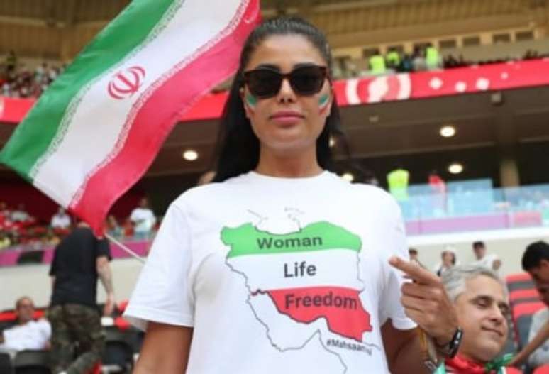 Mulheres fazem protesto durante Gales x Irã (Foto: EFE/EPA/Abedin Taherkenareh)