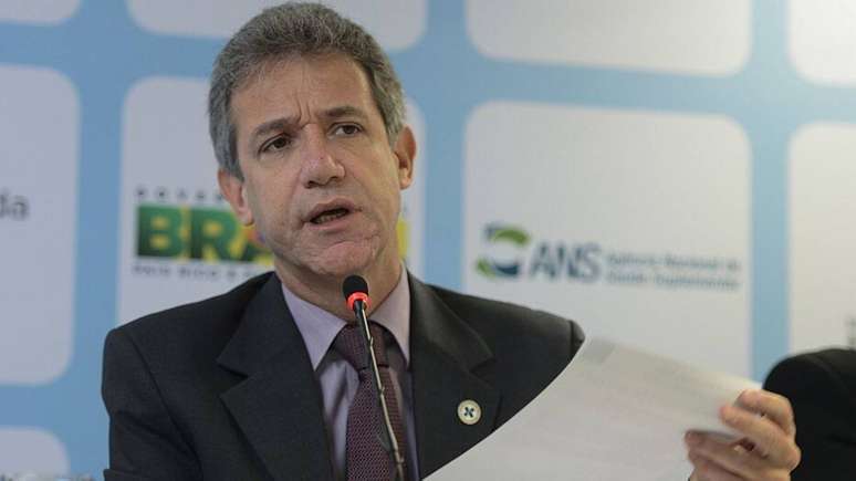 De acordo com o ministro da Saúde, o Brasil está cooperando com países africanos mandando para eles kits de socorro médico