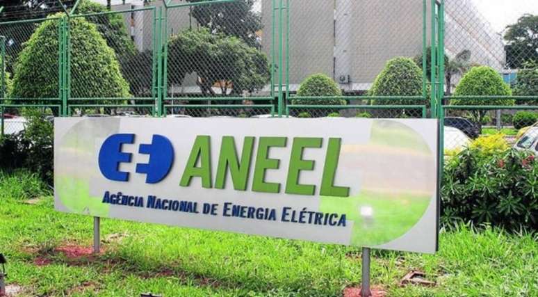 Aneel é pressionada a dar explicações sobre reajustes de energia.