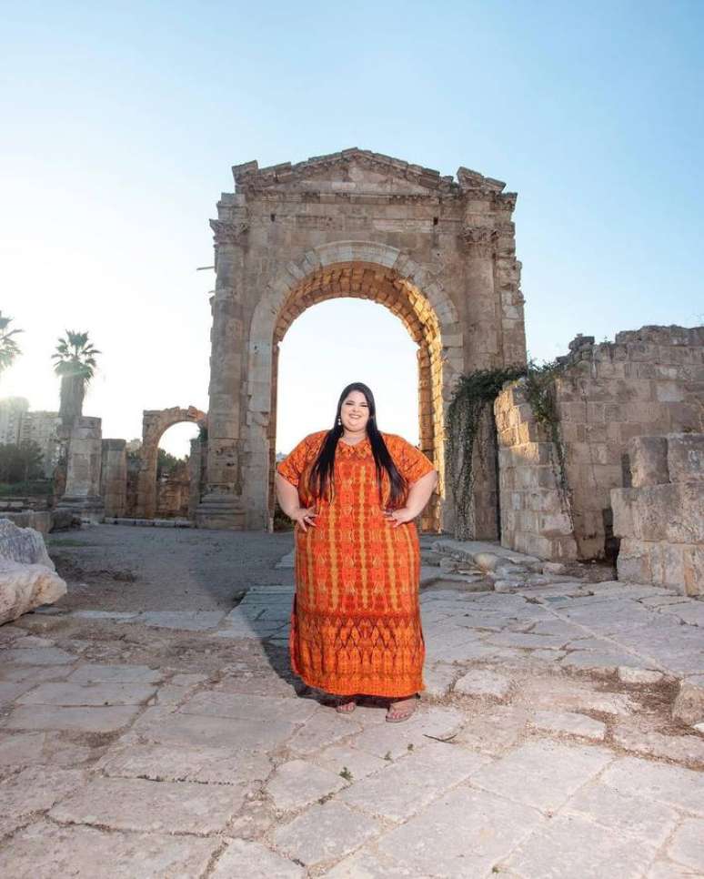 Modelo brasileira consegue embarcar ap&oacute;s caso de gordofobia