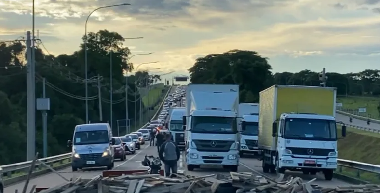 Bolsonaristas bloqueiam acesso ao Aeroporto em Campinas com madeira