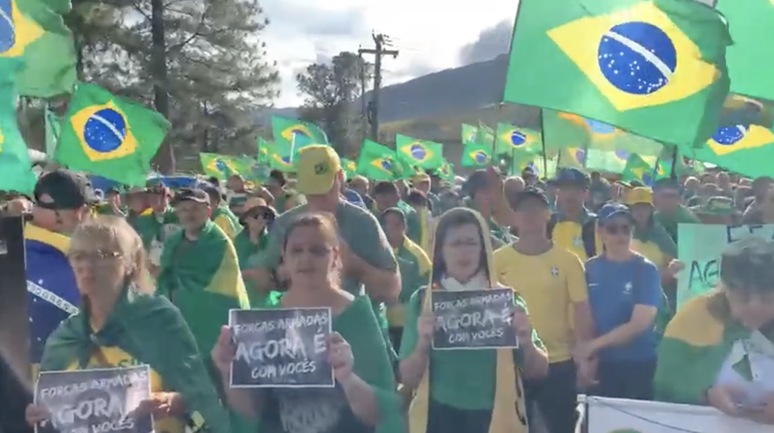 Bolsonaristas ignoram jogo do Brasil na Copa e oram em frente a quartéis para 'salvar a nação'; veja