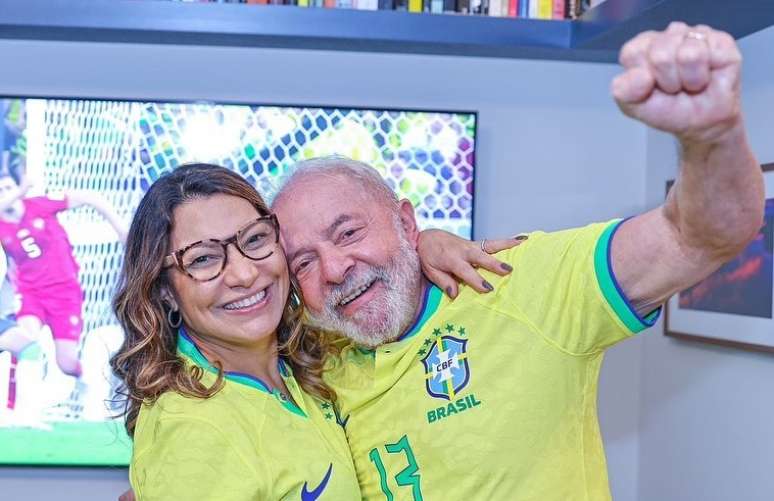 Lula e Janja comemoram gol do Brasil durante partida contra a Sérvia na estreia da seleção na Copa do Catar.