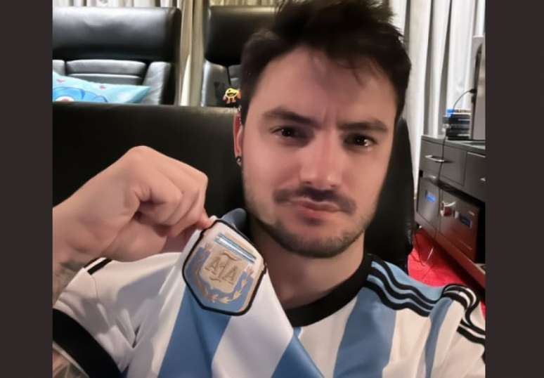 Felipe Neto publicou uma foto com a camisa da Argentina minutos antes do jogo (Reprodução)