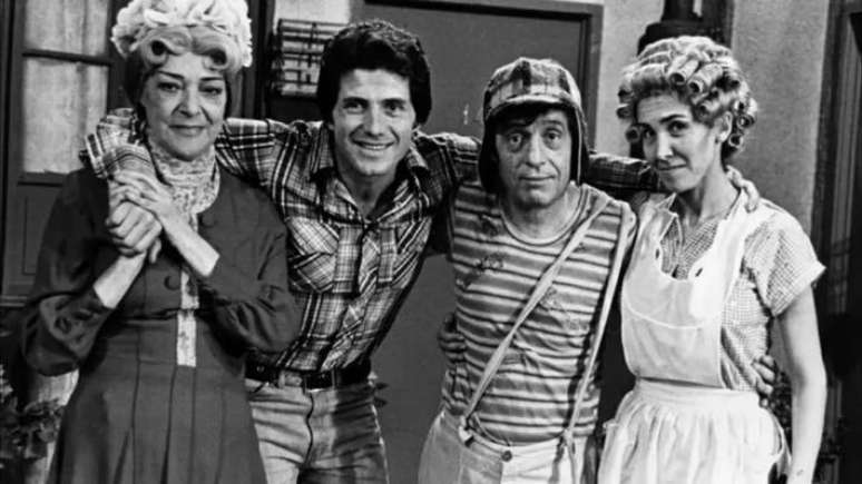 Héctor Bonilla, ao lado dos personagens Dona Clotilde, Chaves e Dona Florinda, no episódio 'Um Astro Cai na Vila', do seriado Chaves.