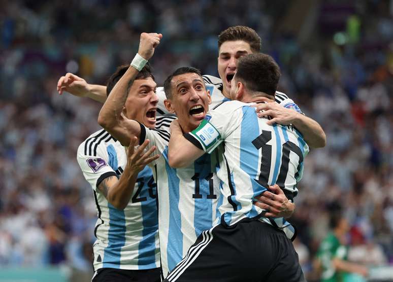 Messi (10) comemora seu gol, o primeiro da vitória da Argentina sobre México