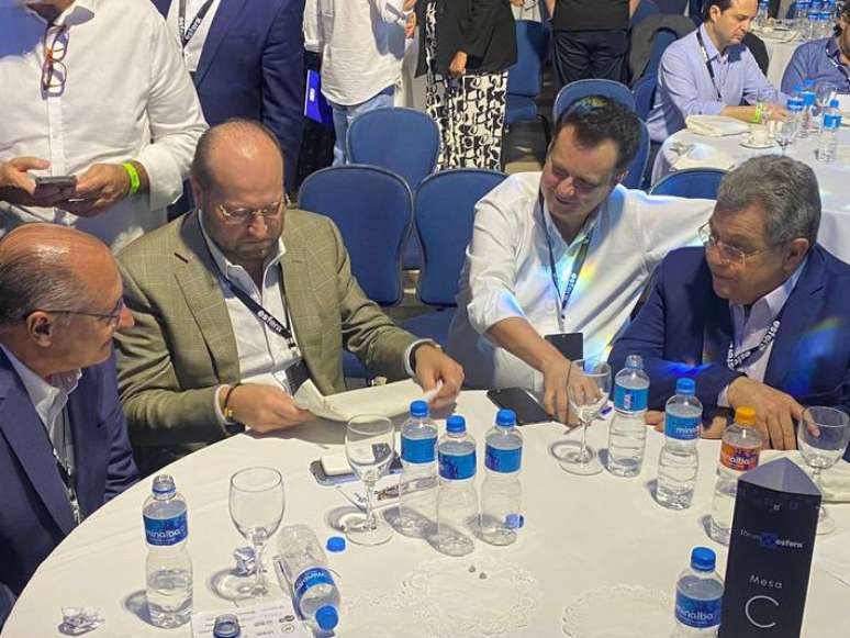 Geraldo Alckmin reuniu-se com advogado Nelson Williams, Gilberto Kassab e deputado estadual Emídio de Souza durante o encontro no Guarujá.