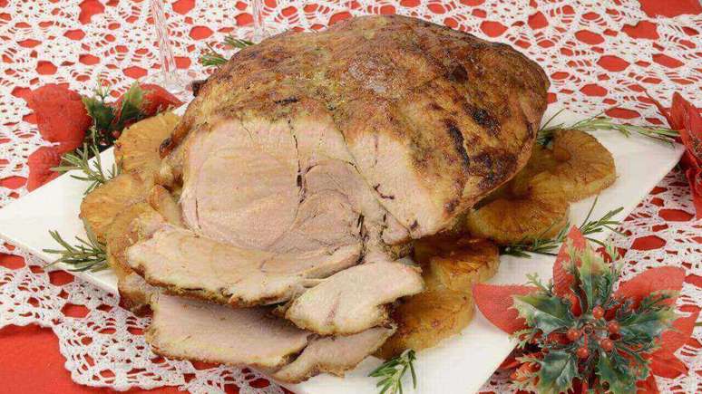 Pernil suíno servido com abacaxi – Foto: Guia da Cozinha