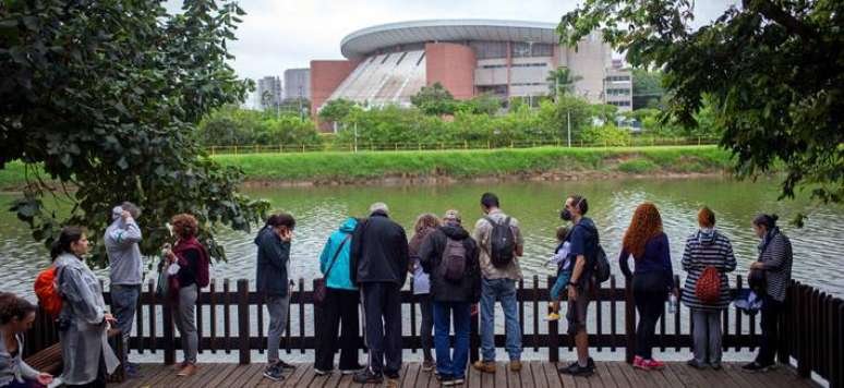 Alguns projetos feitos à margem do rio Pinheiros têm buscado reaproximar a população do rio. Este ano, uma trilha organizada pelo Instituto Trilhas tem levado pessoas para conhecer a fauna, a flora e a história do rio.