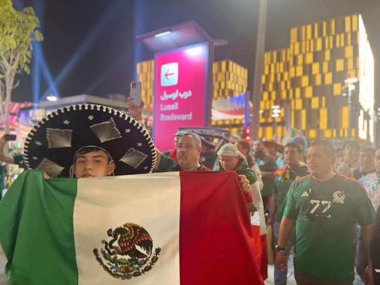 Mexicanos provocam argentinos e pregam união com latinos