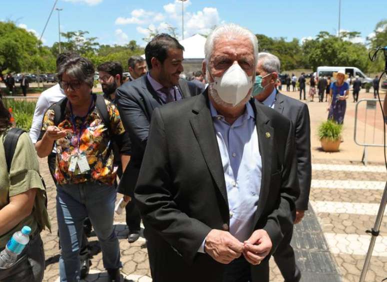 O senador Jaques Wagner (PT-BA) No Centro Cultural do Banco do Brasil (CCBB), em Brasília -DF, local das reuniões de transição de governo.