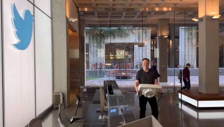 Elon Musk entrou na sede do Twitter, em San Francisco, segurando uma pia