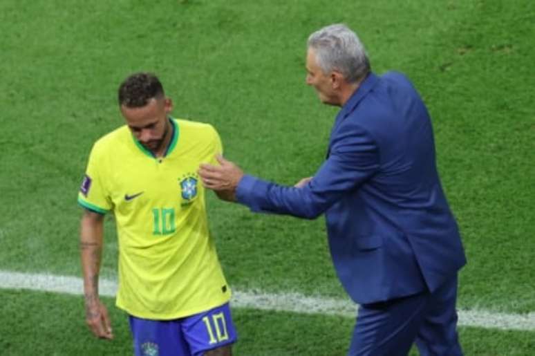 Neymar é consolado por Tite após sair lesionado contra a Sérvia (Foto: GIUSEPPE CACACE / AFP)