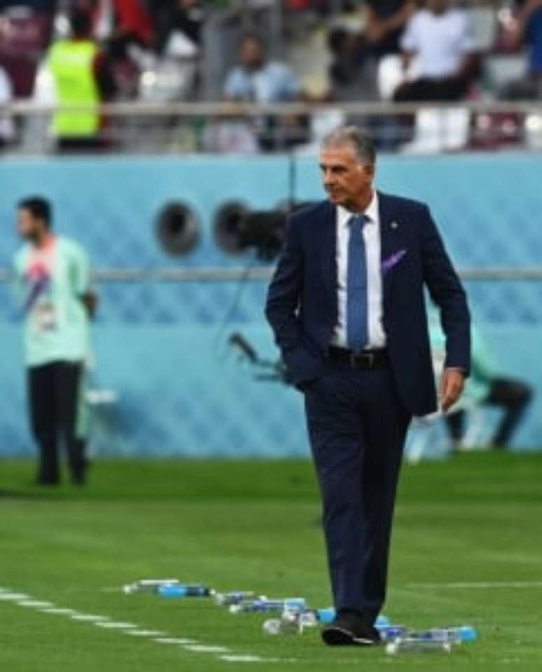 Carlos Queiroz, técnico do Irã, em jogo diante da Inglaterra (Foto: EFE/EPA/Neil Hall)